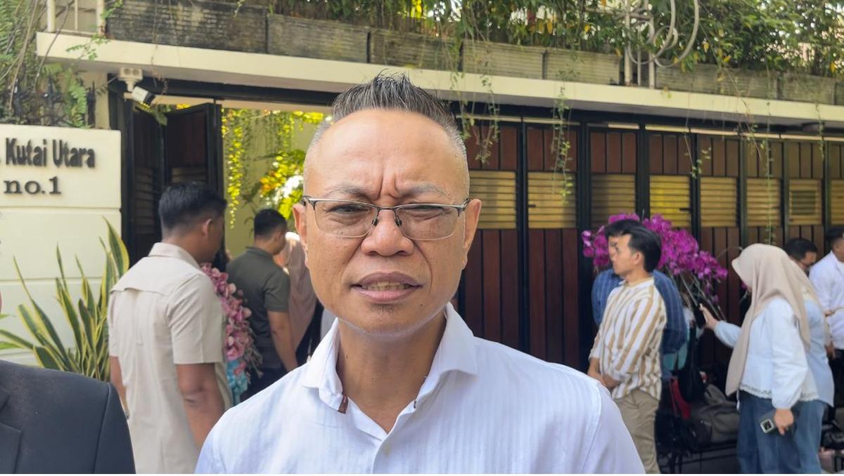 Ade Darmawan saat ditemui di kediaman Jokowi di Sumber, Banjarsari, Solo, Rabu (15/7/2026). (Merdeka.com/Arie Sunaryo)