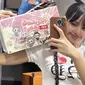 Melihat tren boneka Labubu yang viral di industri fashion.