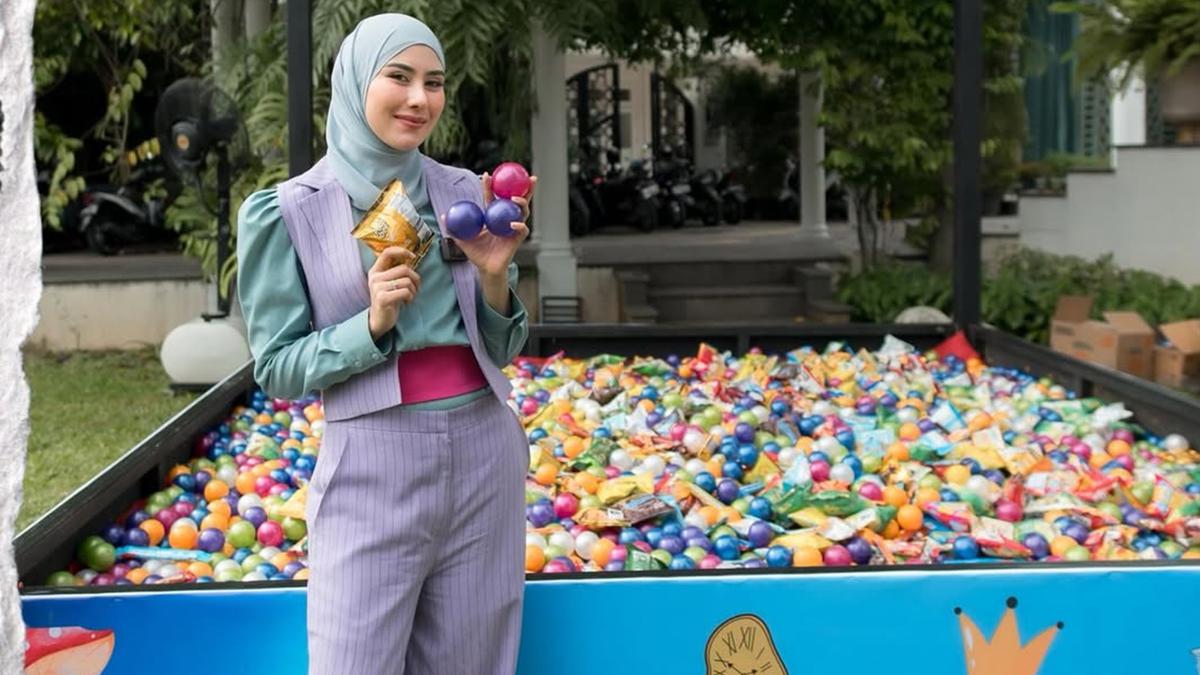 6 Potret Model Busana Syahnaz Sadiqah di Ultah Anak, Tampil Chic Pakai Outer Vest
