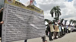 Mantan karyawan PT Bank Maybank Indonesia  menggelar demonstrasi di kawasan Senayan, Jakarta, Senin (11/2). Dalam aksinya, Serikat Pekerja Perjuangan Bank Maybank Indonesia meminta 12 tuntutan kepada pihak Maybank Indonesia. (Merdeka.com/Iqbal S. Nugroho)
