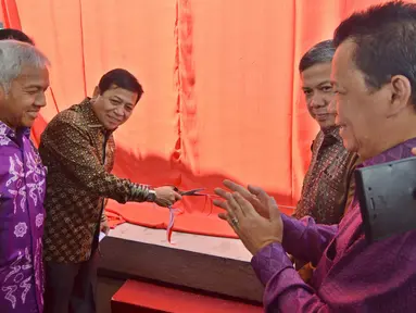 Ketua DPR Setya Novanto (kedua kiri) menggunting pita pada peresmian rencana pembangunan alun-alun Demokrasi di Kompleks Parlemen Senayan, Jakarta, Kamis (21/05/2015). (Liputan6.com/Andrian M Tunay)