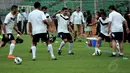 Beberapa pemain yang tergabung dalam Football Legends melakukan sesi pemanasan jelang berlatih di Stadion GBK Jakarta, (6/6/2014). (Liputan6.com/Helmi Fithriansyah)