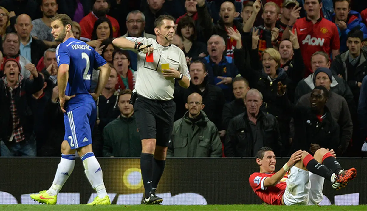 Bek Chelsea Branislav Ivanovic mendapatkan kartu merah usai menjatuhkan gelandang Manchester United, Angel Di Maria pada laga Liga Inggris di Old Trafford, Inggris, Minggu (26/10/2014). Selama di MU, Di Maria hanya mencetak tiga gol. (EPA/Peter Powell)