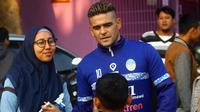 Cristian Gonzales dengan ramah melayani foto bersama warga Kediri. (Bola.com/Gatot Susetyo)