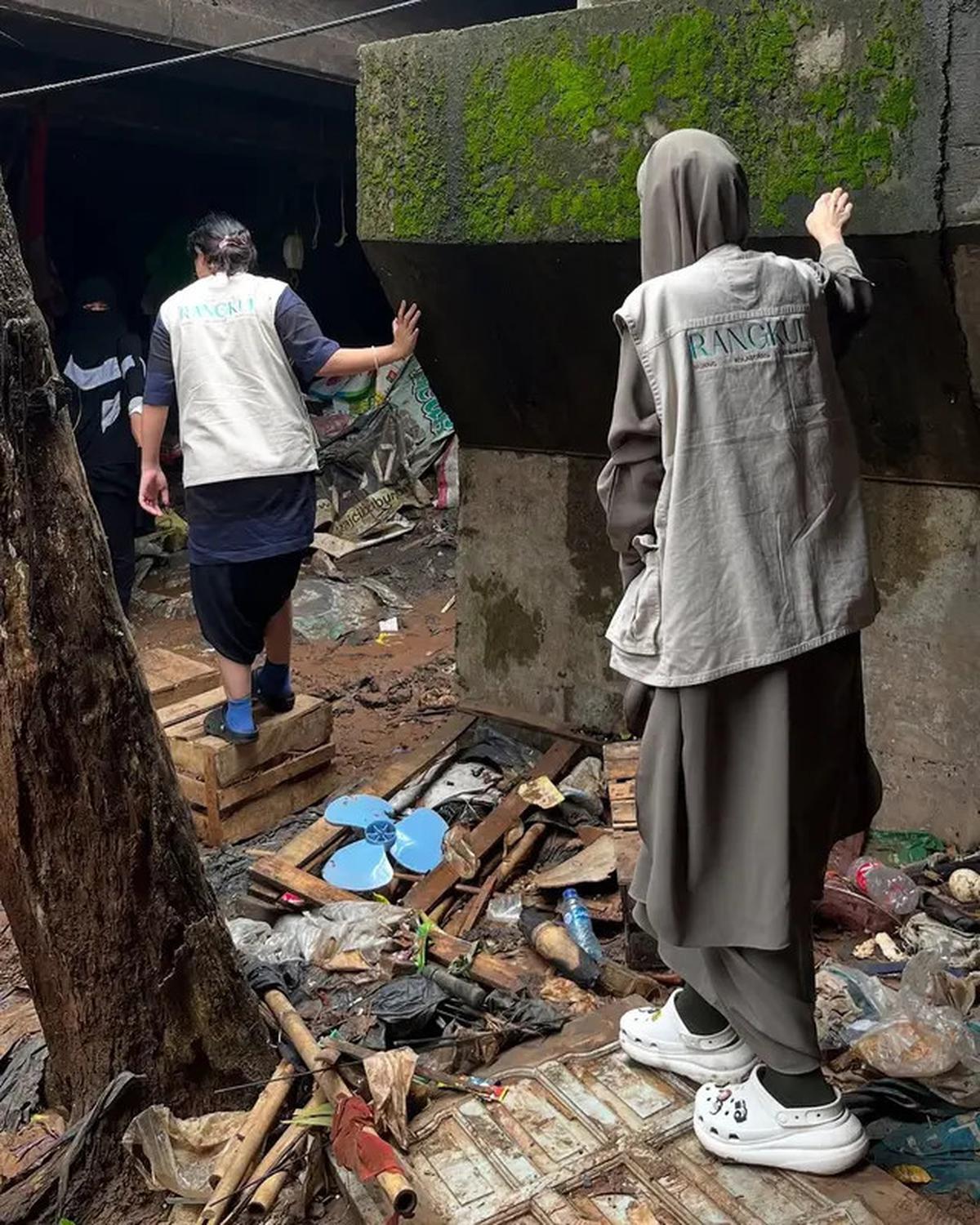 7 Aksi Zaskia Adya Mecca Bantu Korban Banjir Bekasi, Rela Naik Pick Up