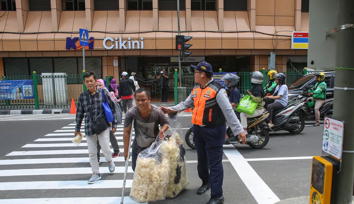 Keberadaan pelican crossing ini sebagai tindak lanjut aduan masyarakat mengenai pagar pada akses masuk Stasiun Cikini. (merdeka.com/Arie Basuki)