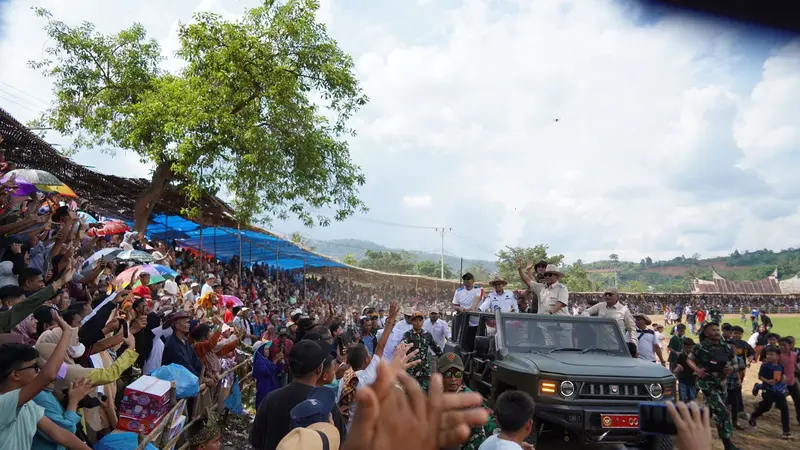 Prabowo Subianto saat membuka acara pacuan kuda Wirabraja Tanah Datar Open Race dan Tradisional yang digelar di Kabupaten Tanah Datar, Sumatera Barat, Minggu, (30/4/2023).