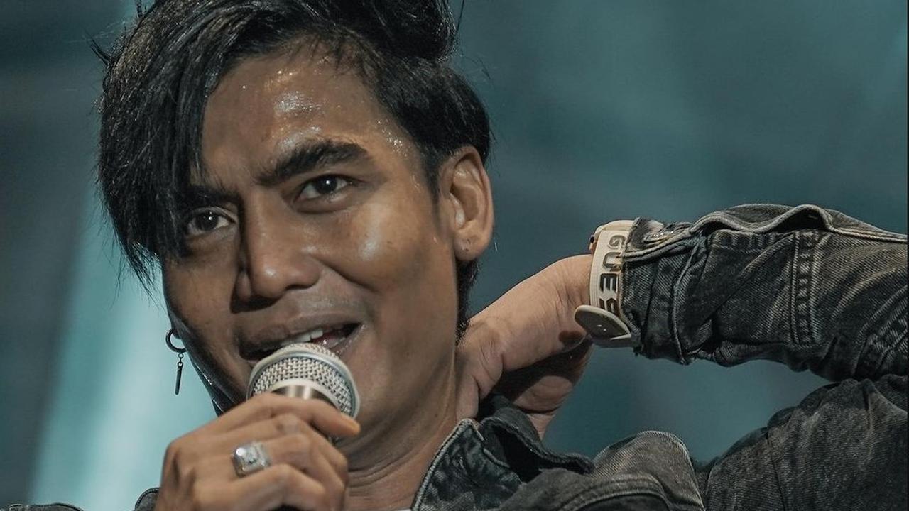 Charly Van Houten atau dikenal Charly Setia Band (https://www.instagram.com/p/CdUqFEgg218/)