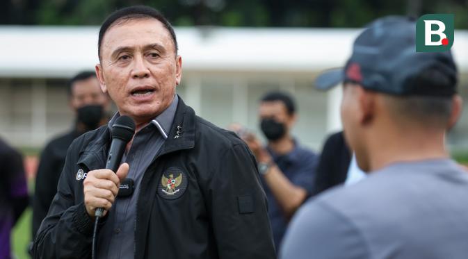 Ketua Umum PSSI, Mochamad Iriawan (kiri) bercengkrama dengan Pelatih Kepala Timnas Wanita Indonesia, Rudy Eka Priyambada usai laga uji coba Timnas Wanita Indonesia melawan Tim Putri Persib Bandung di Stadion Madya, Jakarta, Kamis (13/01/2022). (Bola.com/Bagaskara Lazuardi)