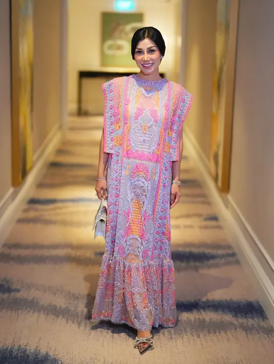 Dress ini dirancang dengan detail sulaman yang rumit namun tanpa payet, memberikan kesan elegan tanpa berlebihan. Siluet loose pada dress tersebut memberikan kenyamanan sekaligus membuat tampilannya terlihat modern dan chic. [@nissyaa].