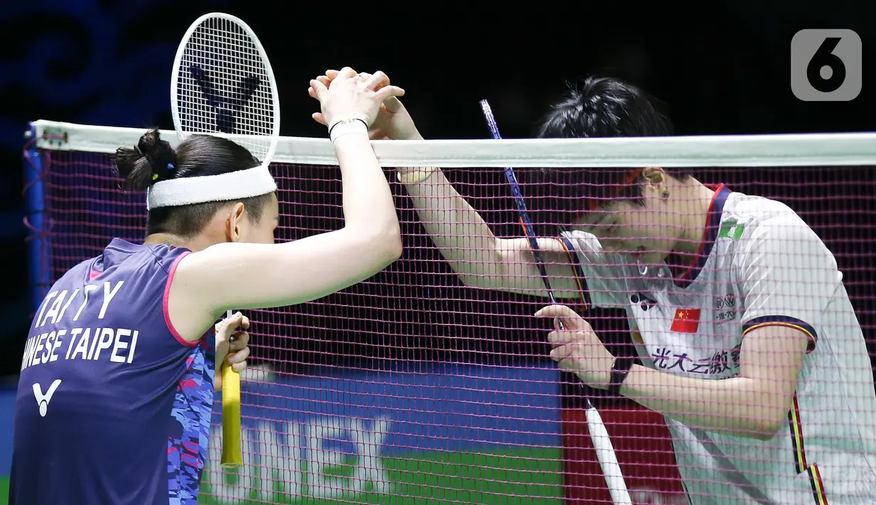 Pebulu tangkis tunggal putri Taiwan Tai Tzu Ying (kiri) bersalaman dengan pebulu tangkis tunggal putri China Wang Zhi Yi (kanan) usai bertanding pada final East Ventures Indonesia Open 2022 di Istora Senayan, Jakarta, Minggu (19/6/2022). Tai Tzu Ying menjuarai East Ventures Indonesia Open 2022 usai mengalahkan Wang Zhi Yi dengan skor 21-23, 21-6, dan 21-15. (Liputan6.com/Faizal Fanani)