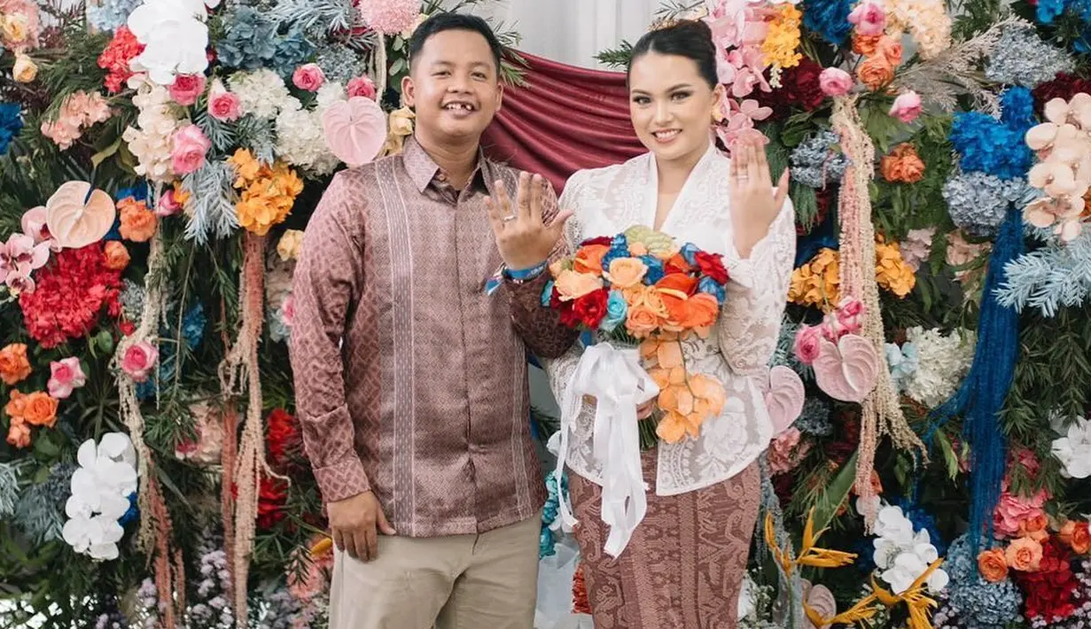 <p>Komedian Dustin Tiffani baru saja membagikan beberapa potret bahagianya, melamar sang kekasih, Ditha Rizky Amalia. [Foto: Instagram/__ditamal]</p>