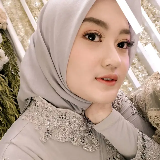 6 Potret Reyna Fakhira, Wanita yang Disebut ‘Kembaran’ Dinda Hauw