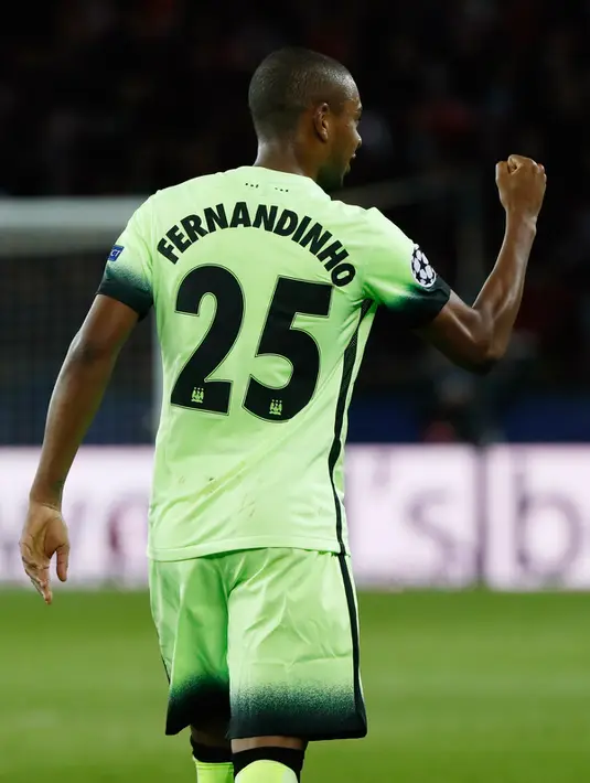 Gelandang Mancester City, Fernandinho melakukan selebrasi usai mencetak gol kegawang PSG pada perempatfinal liga champions di Stadion Parc des Princes, Kamis (7/4). PSG bermain imbang dengan City 2-2. (Reuters/Gonzalo Fuentes)