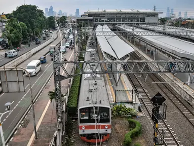Rangkaian kereta listrik Commuter Line atau KRL saat melintas di Stasiun Jatinegara, Jakarta, Senin (2/1/2023). Pemerintah pusat melalui Kementerian Perhubungan (Kemenhub) berencana untuk menerapkan subsidi silang dalam tarif KRL Jabodetabek. Wacana ini dituturkan oleh Menhub Budi Karya Sumadi yang mengatakan tarif KRL akan disesuaikan supaya subsidi lebih tepat sasaran. (merdeka.com/Iqbal S Nugroho)