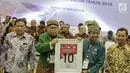 Ketua Umum Partai Persatuan Pembangunan (PPP) Romahurmuziy (tengah) mendapatkan nomor 10 sebagai peserta pemilu 2019 saat pengundian nomor urut parpol di kantor KPU, Jakarta, Minggu (19/2). (Liputan6.com/Faizal Fanani)