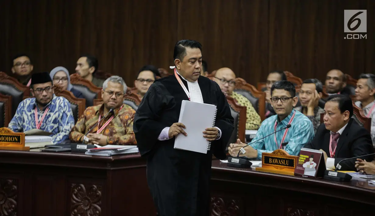 Ketua Kuasa Hukum KPU untuk Pilpres, Ali Nurdin usai memberikan keterangan dalam sidang sengketa Pilpres 2019 di Gedung MK, Jakarta, Selasa (18/6/2019). Sidang tersebut beragendakan mendengarkan jawaban dari termohon. (Liputan6.com/Faizal Fanani)