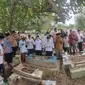 Rombongan petinggi Pondok Modern Darussalam Gontor 1 Ponorogo Jatim, saat berziarah ke makam AM di TPU Sei Selayur Palembang Sumsel (Liputan6.com / Nefri Inge)
