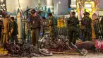 Sejumlah petugas melakukan penyelidikan di lokasi meledaknya bom motor di luar Kuil Erawan di pusat kota Bangkok, Thailand, Senin (17/8/2015). Bom motor tersebut diketahui telah menewaskan sekitar 27 warga. (REUTERS/Athit Perawongmetha)