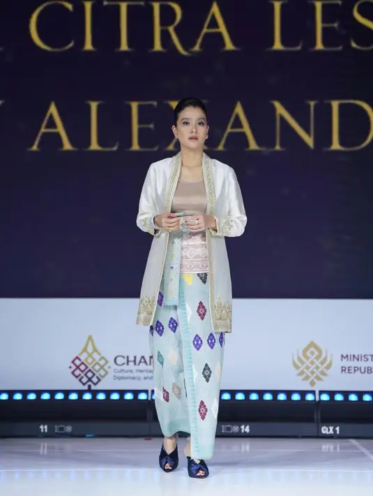 Marcella sempat berganti atasan dengan tanktop gold berlapis outer putih satin bermotif tenun [@marcella.zalianty]