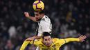 Gelandang Juventus, Emre Can, duel udara dengan pemain Frosinone, Edoardo Goldaniga, pada laga Serie A di Stadion Allianz, Turin, Jumat (15/2). Juventus menang 3-0 atas Frosinone. (AFP/Marco Bertorello)
