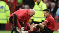 Winger Manchester United, Alexis Sanchez, mengalami cedera saat timnya menang 3-2 atas Southampton dalam laga pekan ke-29 Premier League, di Old Trafford, Sabtu (2/3/2019). (AFP/Oli Scarff)