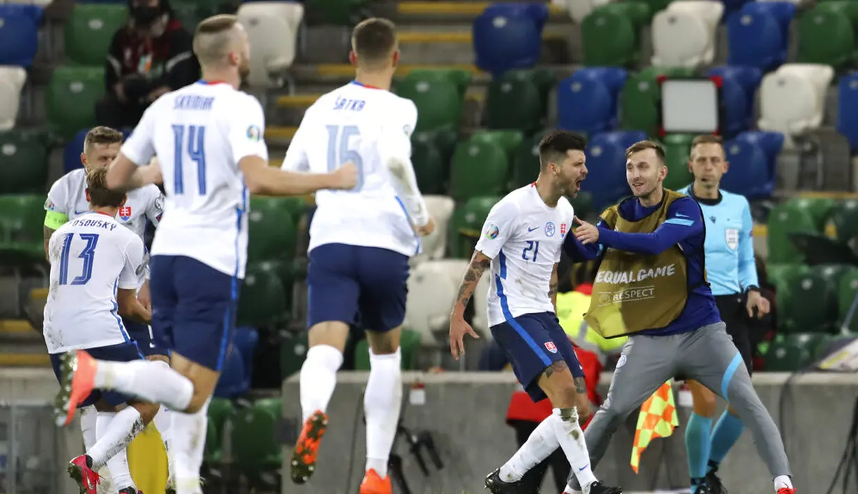 Pemain Slovakia Michal Duris (21) merayakan usai mencetak gol kemenangan ke gawang Irlandia Utara pada pertandingan playoff babak semifinal Euro 2020 di Windsor Park, Belfast, Irlandia Utara, Kamis (12/11/2020). Slovakia lolos ke Euro 2020. (AP Photo/Peter Morrison)