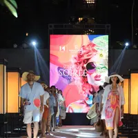 Summer Soiree Bali hadir membawa perayaan gaya hidup tropikal yang semarak, memadukan fashion dan kesenangan dalam sebuah pesta kebun penuh warna. Siapkah Sahabat Fimela merasakan kemeriahannya? (M Style)