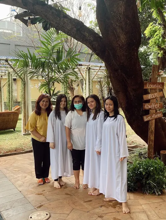 "Biarlah sepanjang waktu mu selalu memuliakan Tuhan Yesus agar berkat Nya tercurah atasmu. Congrats yaa semuanya love u all," pungkas ibunda Marsha Aruan. (Instagram/aruanmarsha)