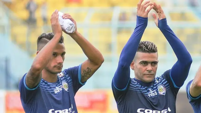 Raphael Maitimo dan Cristian Gonzales
