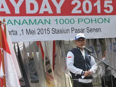Menteri Tenaga Kerja Hanif Dhakiri memberi kata sambutan saat menghadiri peringatan hari buruh (May Day) di Stasiun Pasar Senen, Jakarta, Jumat (1/5/2015). (Liputan6.com/Herman Zakharia)