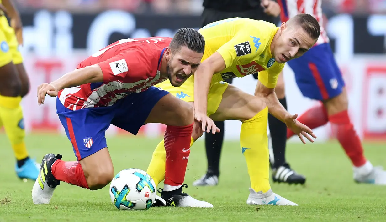 Gelandang Atletico Madrid, Koke, berebut bola dengan gelandang Napoli, Marko Rog, pada laga turnamen pramusim Audi Cup 2017 di Stadion Allianz, Munchen, Selasa (1/8/2017). Atletico Madrid menang 2-1 atas Napoli. (AFP/Christof Stache)