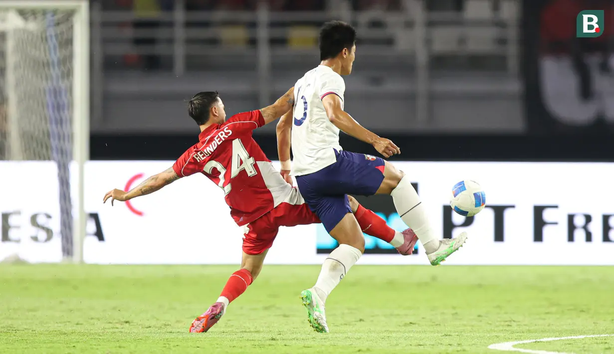 <p>Pemain Timnas Indonesia, Eliano Reijnders (kiri) berebut bola dengan pemain Chinese Taipei dalam laga FIFA Matchday Taipei di Stadion Gelora Bung Tomo (GBT), Surabaya, Jumat (06/07/2025). (Bola.com/Abdul Aziz)</p>
