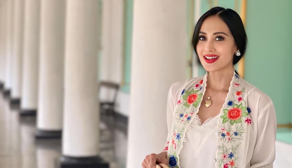 Mengunjungi kota kelahirannya di Surakarta, Diah Permatasari pun menceritakan tentang masa kecilnya yang bersekolah dasar di SD Muhamadiyah 1 dan SMP 10 yang dekat dengan Pura Mangkunegaran. Kala masih sekolah, Diah berangkat dengan sepeda ontel hingga sepeda motor. (Liputan6.com/IG/@dps_diahpermatasari)