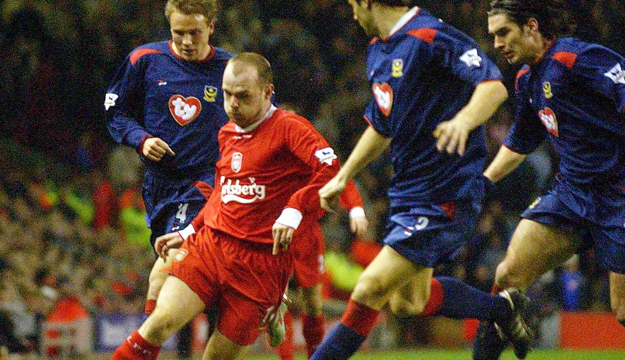 Selanjutnya ada nama Danny Murphy. Gelandang Liverpool ini dipaksa wasit meninggalkan lapangan pada menit 69 usai mendapat kartu kuning keduanya saat melawan Setan Merah pada laga pekan 31 Premier League 31 Maret 2001. (AFP/Paul Barker)