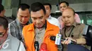 Bupati Rokan Hulu, Suparman usai menjalani pemeriksaan KPK, Jakarta, Selasa (7/6). Suparman  ditetapkan sebagai tersangka pada kasus dugaan suap pembahasan RAPDB P TA 2014 dan/atau RAPBD TA 2015 Provinsi Riau (Liputan6.com/Helmi Afandi)