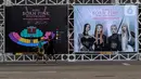 Pekerja berjalan di depan spanduk Blackpink di Stadion Utama Gelora Bung Karno (SUGBK), Jakarta, Jumat (10/3/2023). Jelang konser girl band asal Korea Selatan, Blackpink, SUGBK ditutup sementara untuk umum dari tanggal 10-12 Maret 2023. (Liputan6.com/Johan Tallo)