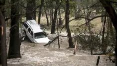 Mobil terjebak disebuah pohon dengan luapan air sungai yang deras akibat Tornado yang menyaou bagian kota Texas, Amerika Serikat, Jumat (30/10/2015). Tornando disertai hujan ini mengakibatkan  Jalanan menjadi banjir. (REUTERS/Ilana Panich - Linsman)