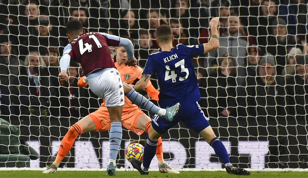 Pemain Aston Villa Jacob Ramsey mencetak gol ke gawang Leeds United pada pertandingan sepak bola Liga Inggris di Villa Park, Birmingham, Inggris, 9 Februari 2022. Pertandingan berakhir dengan skor 3-3. (AP Photo/Rui Vieira)