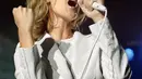 Penyanyi asal Kanada,  Celine Dion saat tampil di konser Bercy di Paris (20/9/1996). Celine Dion lahir di Kanada pada 30 Maret 1968. (AFP Photo/Jack Guez)