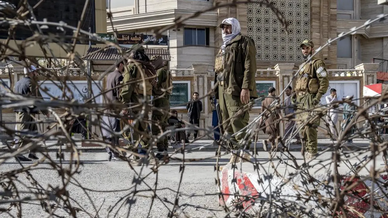 Taliban berjaga di lokasi ledakan seorang pembom bunuh diri, dekat Kementerian Luar Negeri (Kemlu) di Kabul, Afghanistan, Senin, 27 Maret 2023. (AP Photo/Ebrahim Noroozi)