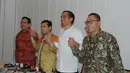 Presiden terpilih Joko Widodo (ketiga dari kiri) mengangkat tangan bersama para Ketua Lembaga Tinggi Negara usai melakukan pertemuan di Hotel Heritage Menteng, Jakarta, (10/10/2014). (Liputan6.com/Herman Zakharia)