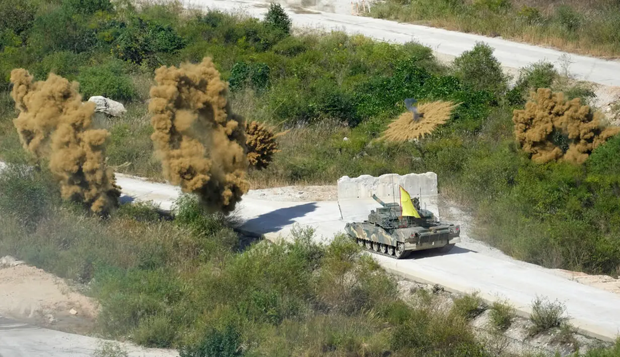 Tank K2 Angkatan Darat Korea Selatan menembakkan tabir asap saat demonstrasi tembakan dan manuver langsung pada acara Defense Expo Korea di Pocheon, Korea Selatan, Selasa (20/9/2022). Defense Expo Korea adalah pameran industri pertahanan yang akan diadakan di Goyang dari 21-25 September. (AP Photo/Lee Jin-man)
