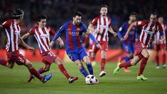 Kapten Barcelona, Lionel Messi (tengah) berusaha melewati hadangan para pemain Atletico Madrid pada leg kedua semifinal Copa del Rey semifinal di Camp Nou stadium, Barcelona (7/2/2017). Barcelona bermain imbang 1-1. (AP/Manu Fernandez)