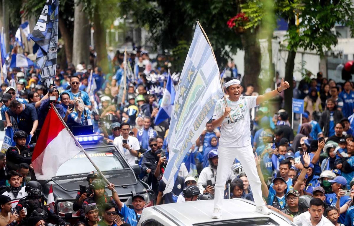 FOTO: Rbuan Boboh Iringi Pawai Persib Bandung