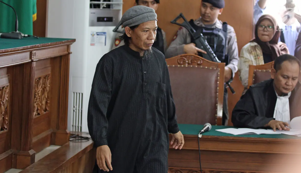 Terdakwa kasus bom Thamrin, Aman Abdurrachman menjalani sidang lanjutan di Pengadilan Negeri Jakarta Selatan, Selasa (27/3). Sidang menghadirkan tiga orang saksi, salah satunya terpidana kasus bom Samarinda, Joko Sugito. (Liputan6.com/Herman Zakharia)