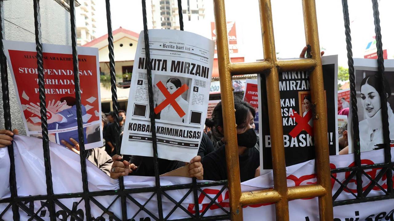FOTO: Sidang Diwarnai Demo, Nikita Ajukan Eksepsi atas Dakwaan Pemerasan dan TPPU