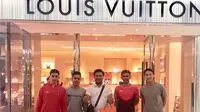 Berikut gaya para atlet berprestasi, Jonatan Christie dan kawan-kawan belanja  branded fashion items di Louis Vuitton. (Foto: sosial media)