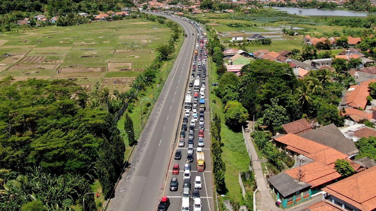 Tol Merak Macet, Pemudik Siapkan Sarung Jadi WC Darurat