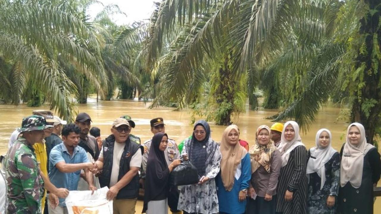 Pemkab Pasaman Barat Salurkan Bantuan Beras CPPD 10,23 Ton untuk Korban Banjir